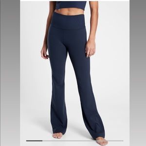 NWOT Athleta Studio Flare Legging Yoga Pant Size M